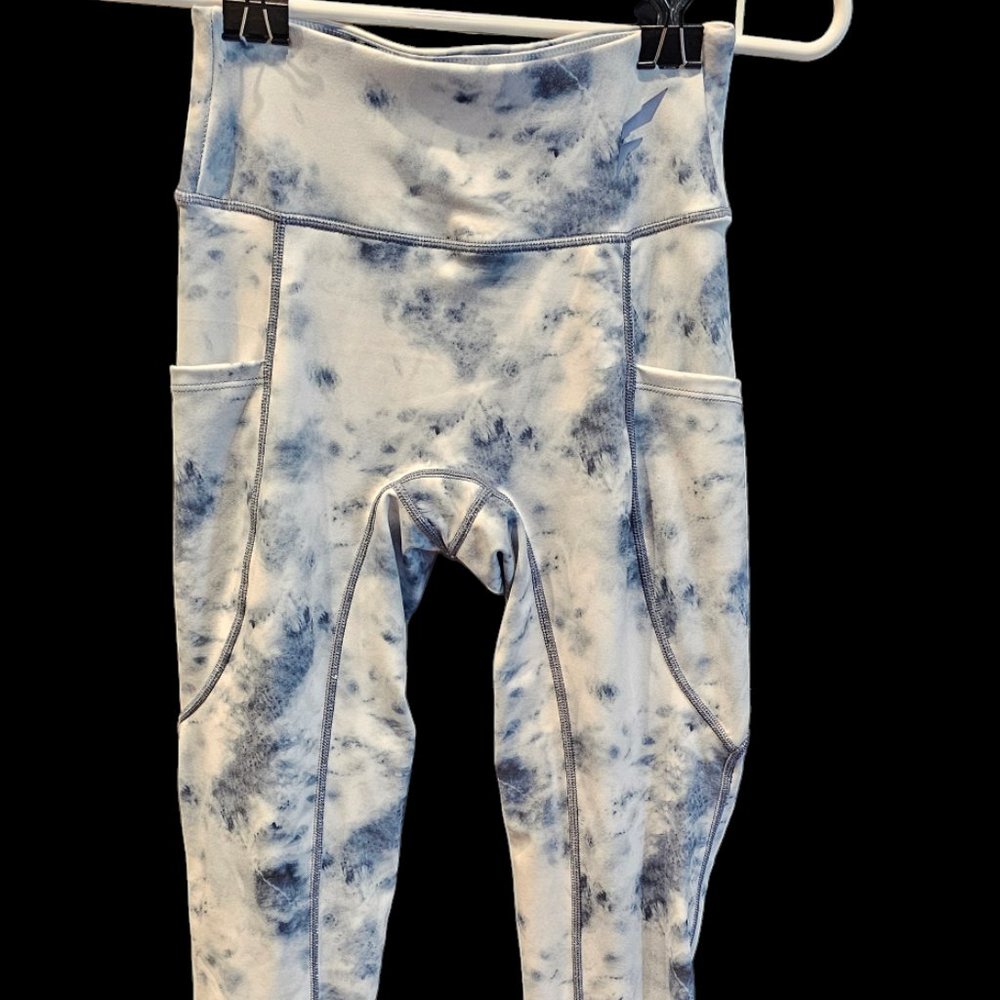 White and light blue marble print, high waisted leggings, side pockets XS